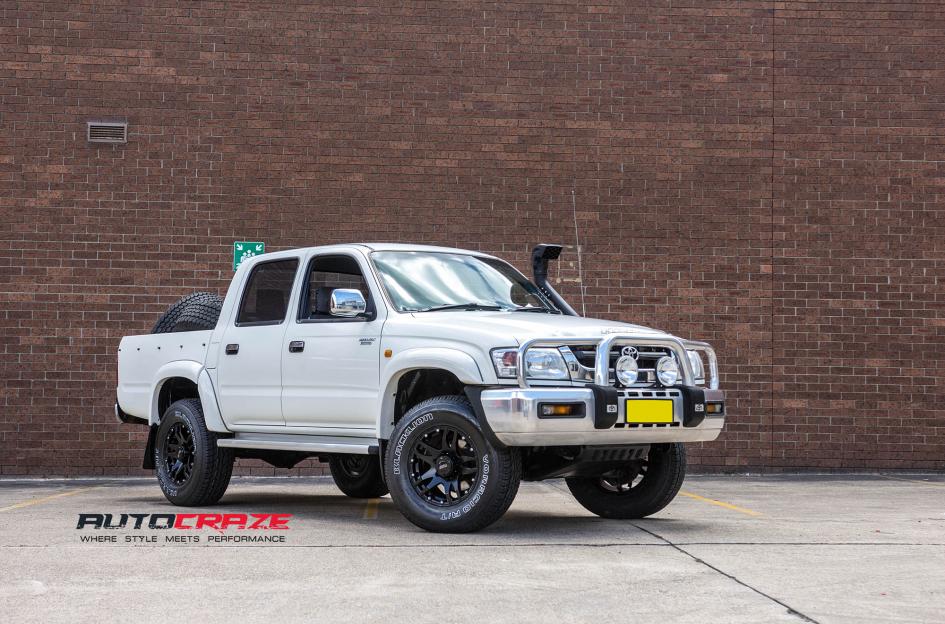 TOYOTA HILUX N70 4WD CLIFF MATTE BLACK 